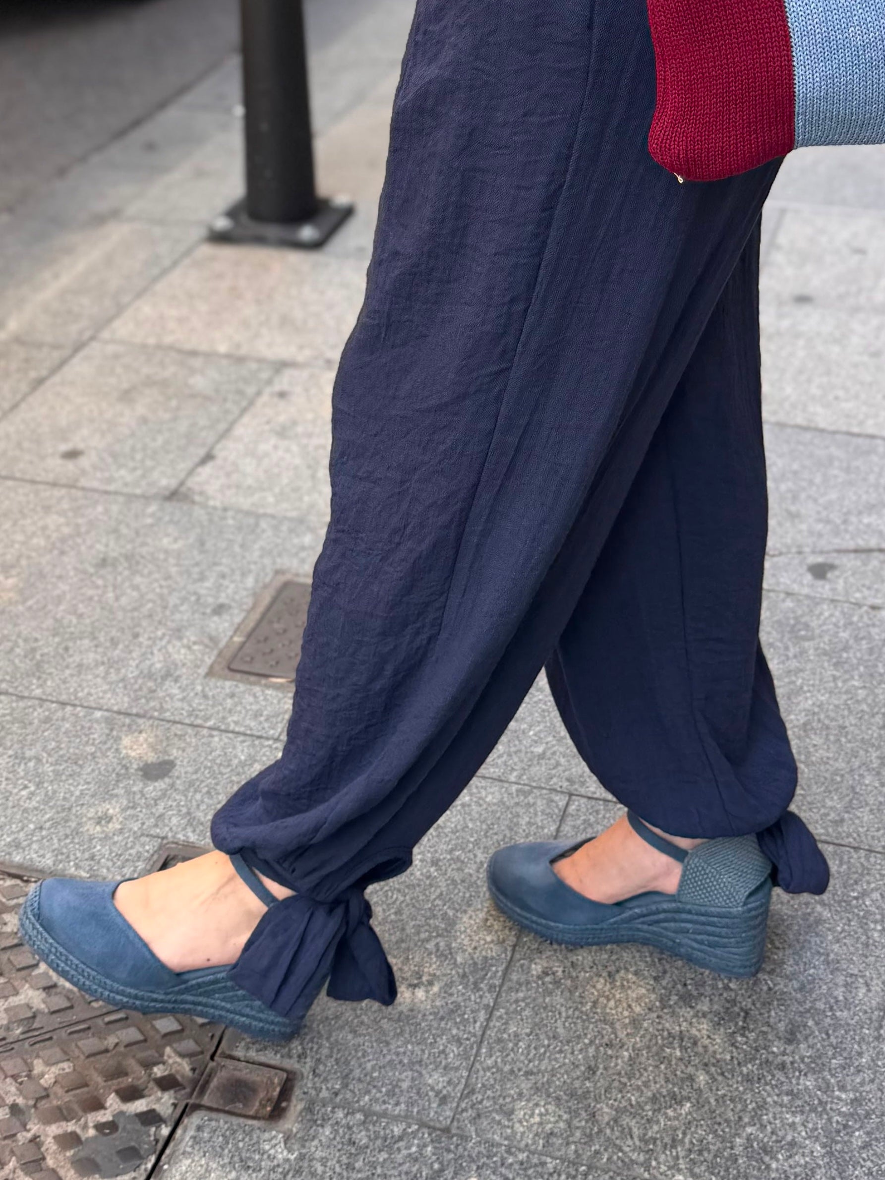 PANTALÓN BAJO LAZOS